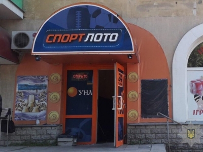 В Харькове мужчина напал на кассира лотереи, а после порезал себе горло