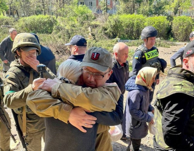 Жители освобожденных сел встречают украинских военных со слезами на глазах