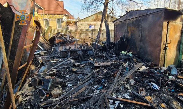 Во время пожара в гараже в Новобаварском районе пожарные спасли автомобиль