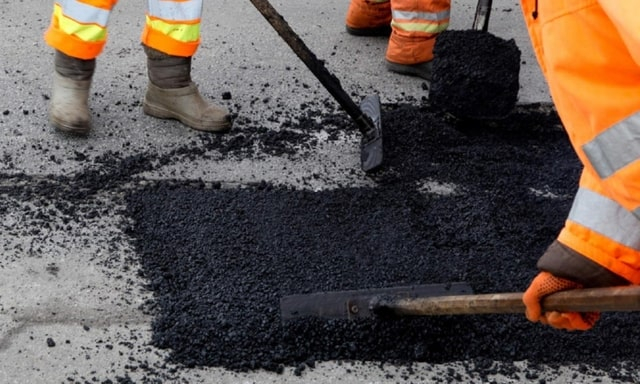 Директору частной фирмы заплатили за ремонт дороги на 4 млн грн больше