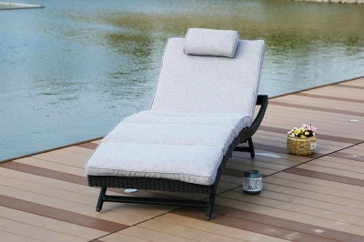 В чем разница между шезлонгом и лежаком?
