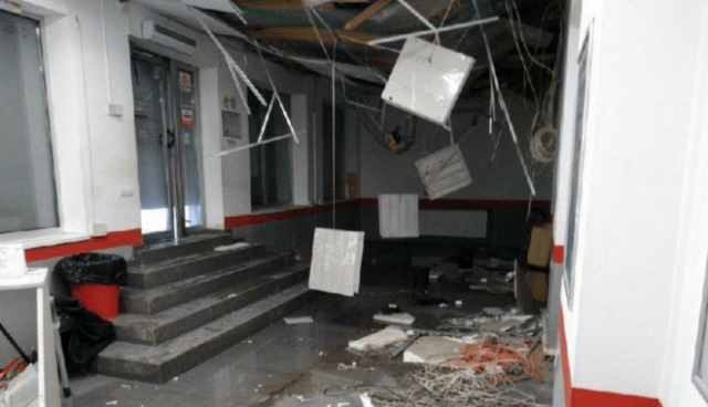 В одном из отделений «Новой почты» сосулька проломила крышу