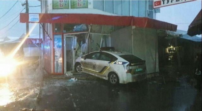 В Харькове авто патрульных влетело в торговую конструкцию (фотофакт)