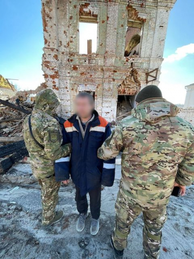 В Купянске-Узловом россиянин прятался в разрушенных зданиях