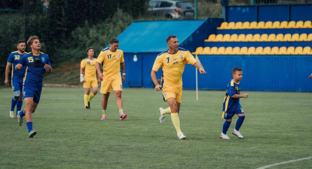 Юные футболисты из Дергачей сыграли матч с известными украинцами