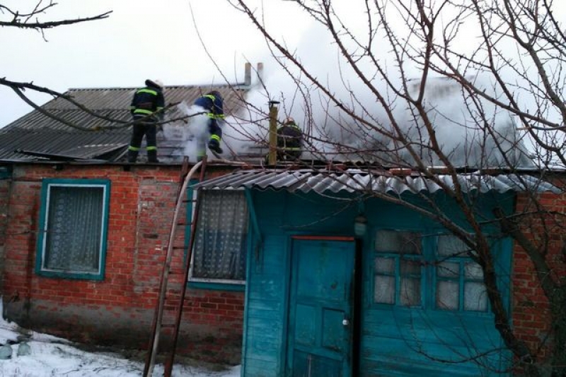 На Харьковщине горел жилой дом: дым окутал всю улицу