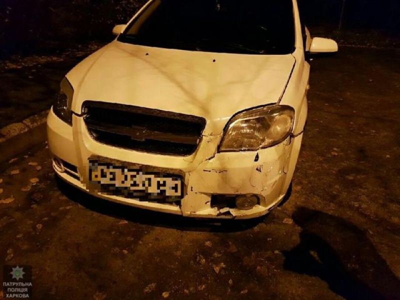 На Салтовке иномарка «влетела» в стену развлекательного заведения (фото)