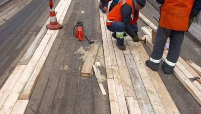 В Изюме отремонтировали временный мост через Северский Донец