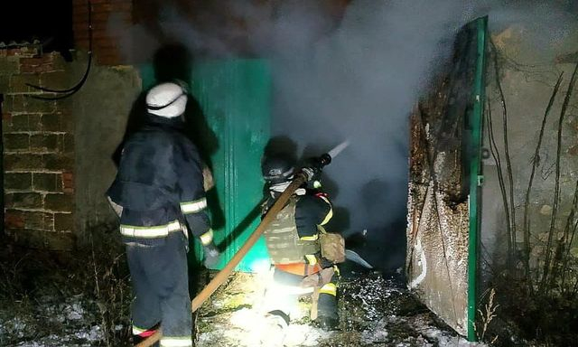 После российского обстрела в Волчанске начался пожар