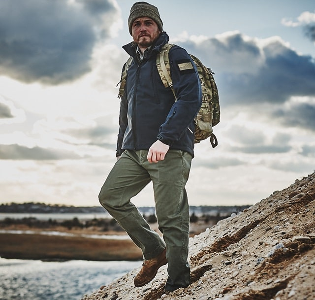 Softshell куртка и тактические кроссовки: выбираем одежду для туристов со стажем