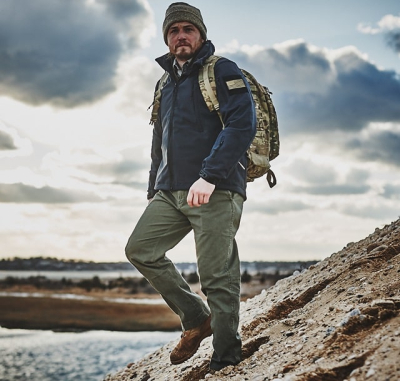 Softshell куртка и тактические кроссовки: выбираем одежду для туристов со стажем