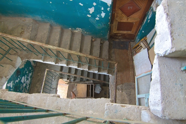 Жители продолжают захламлять подъезды