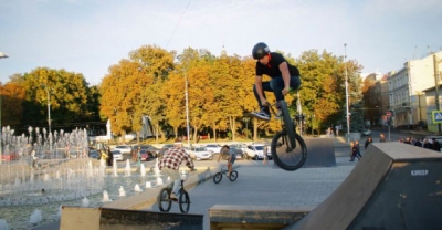 Возле ХНАТОБ представители уличных культур продемонстрировали свое мастерство