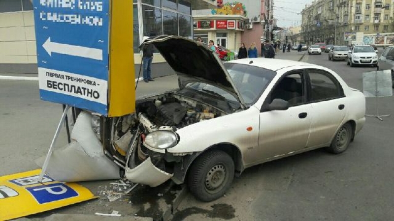 В центре Харькова легковушка снесла рекламную стелу (фотофакт)