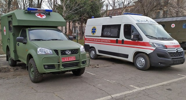 Военный госпиталь получил реанимационный и санитарный автомобили