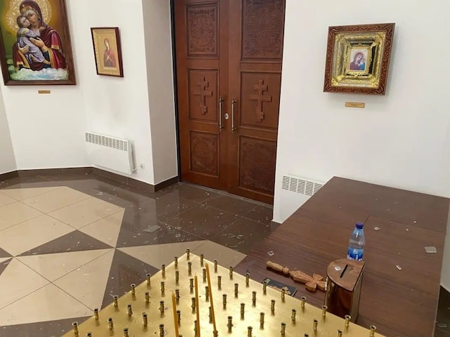 Россияне обстреляли кладбище и православный храм