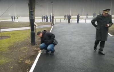 В Харькове к приезду двух президентов тротуары отмывали руками (фотофакт)