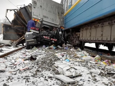 Под Харьковом поезд «Лисичанск-Ужгород» протаранил фуру