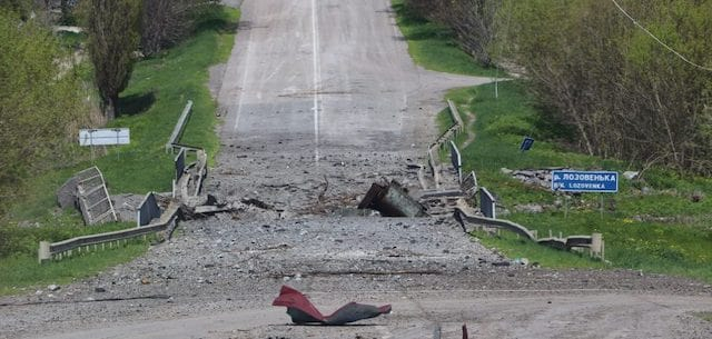 Оккупанты обстреляли мирную эвакуационную колонну, есть пострадавший