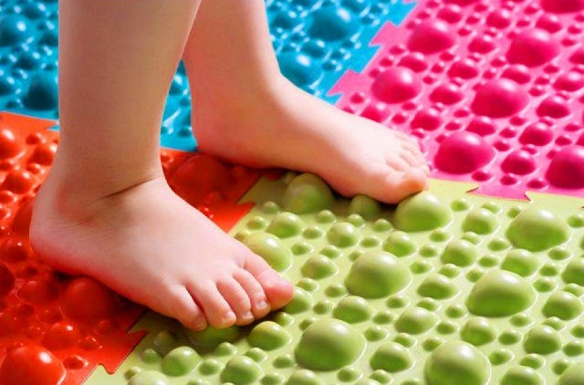 Ортопедический коврик для детей: что дает, виды, как выбрать