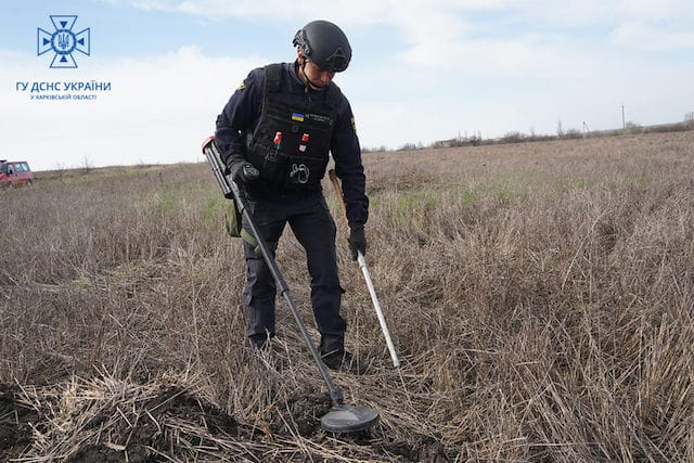 Саперы на 200-х метрах обнаружили около 250-ти взрывных устройств