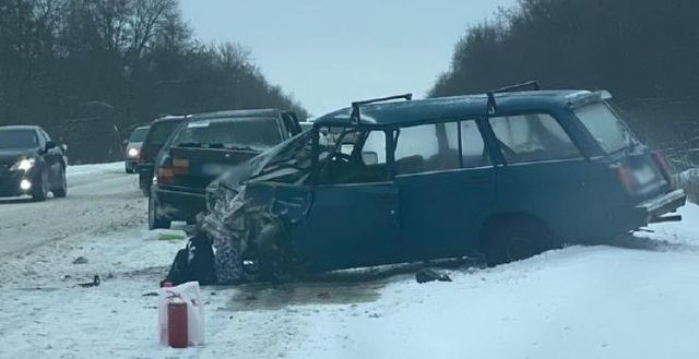 Скользкая дорога на трассе привела к ДТП – есть пострадавшая