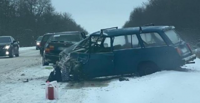 Скользкая дорога на трассе привела к ДТП – есть пострадавшая