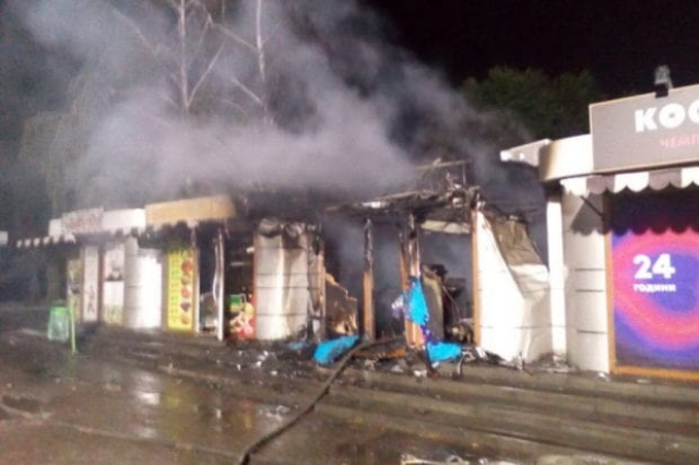 В Харькове ночью пылало несколько «наливаек» (фото)