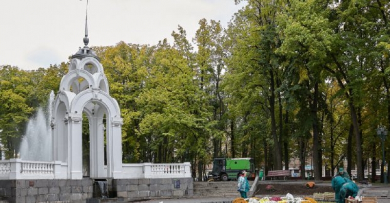 Зачем в сквере возле Зеркальной струи разбирают клумбу?