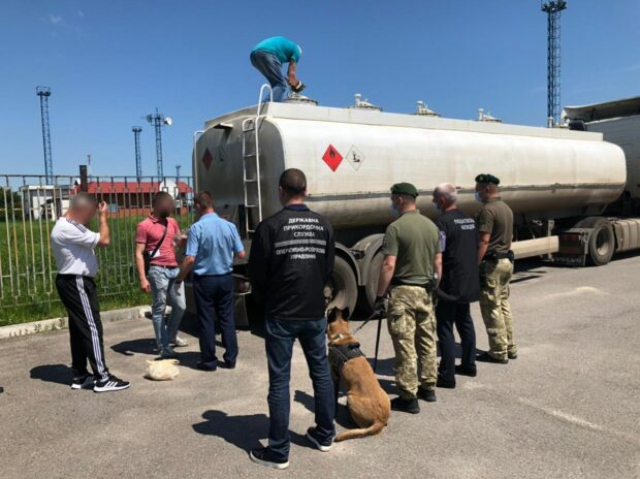 В грузовике на КПП «Гоптовка» обнаружили контрафактный груз