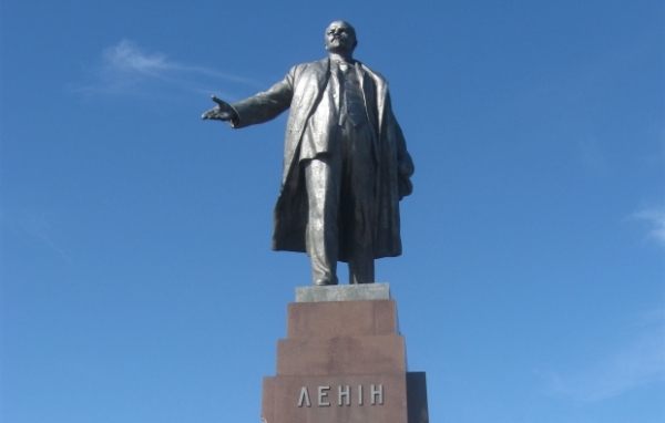 Продолжаются разрушения памятников Ленину