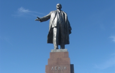 Продолжаются разрушения памятников Ленину