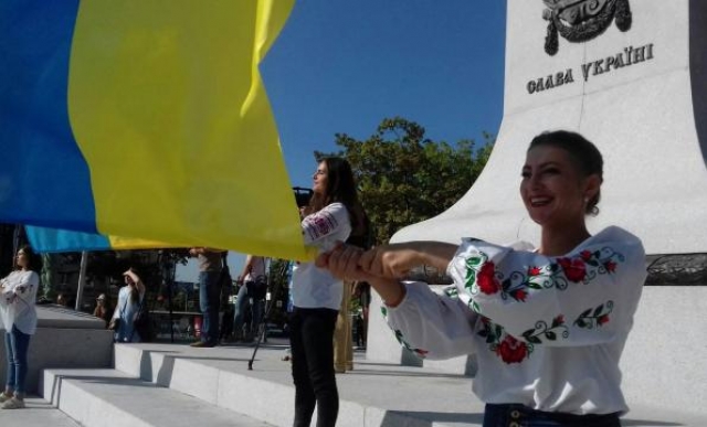 На площади Конституции прошел флеш-моб в честь Дня государственного флага