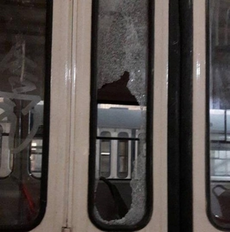 В Харькове футбольные фанаты разнесли трамвай и устроили драку (фотофакт)