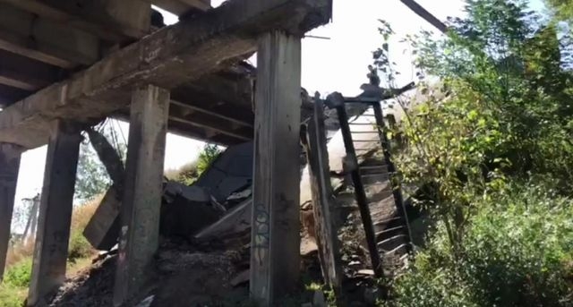 На разрушенном мосту начались восстановительные работы
