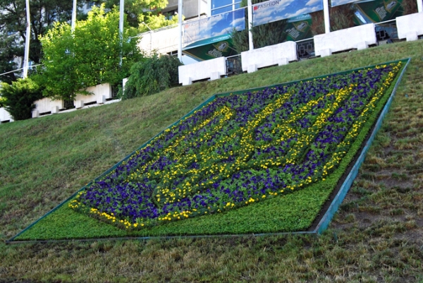 В Харькове высадили из цветов герб Украины