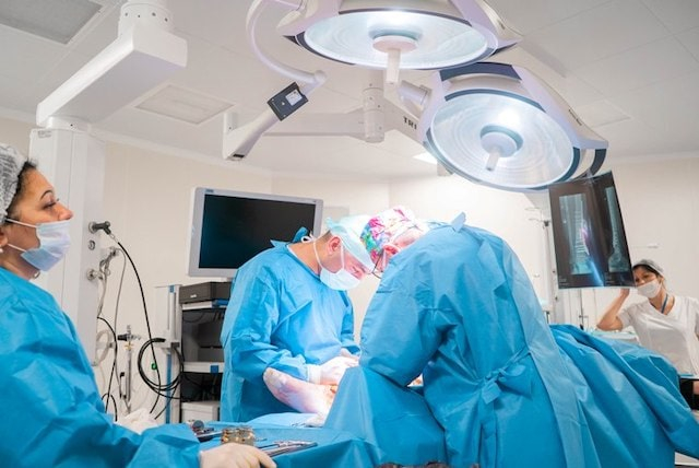 Харьковские хирурги приехали во Львов, чтобы сделать сложную операцию