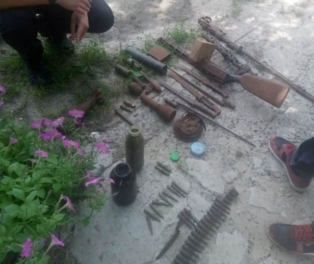 Арсенал оружия и боеприпасов нашли у 60-летнего жителя Змиевского района