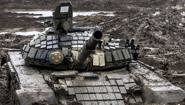 В обмелевшем Осокольском водохранилище застряли российские танки