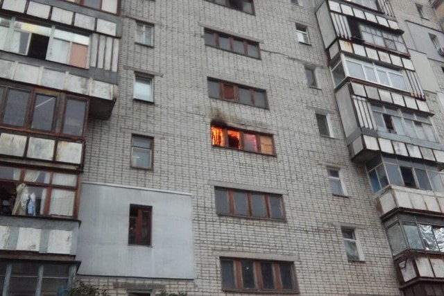 На окраине Харькова горела высотка: жильцов эвакуировали спасатели