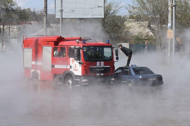 Залитые улицы кипятком и люди в ловушках: в Харькове – масштабный порыв теплотрассы (фото)