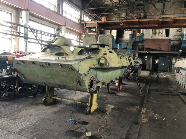 На Харьковском автозаводе приступили к ремонту военной техники