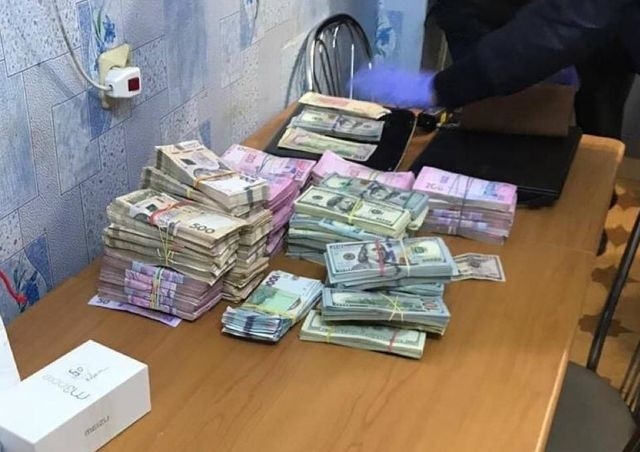 Во время обыска у поселкового головы нашли крупную сумму денег