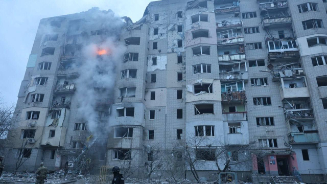 В Купянске КАБ попал в 9-этажный жилой дом – начался пожар