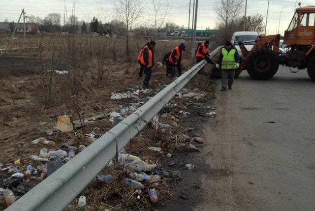 Трасса «Киев – Харьков» завалена мусором (фотофакт)