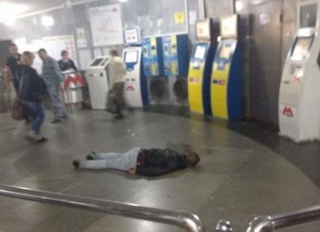 Пассажиры Харьковской подземки обнаружили мужчину в луже крови (фото)