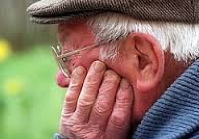 Женщина обокрала старика