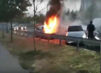 В Харькове возле станции метро на ходу загорелось авто (видео)