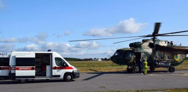 Военный вертолет доставил в Харьков двух раненых военнослужащих