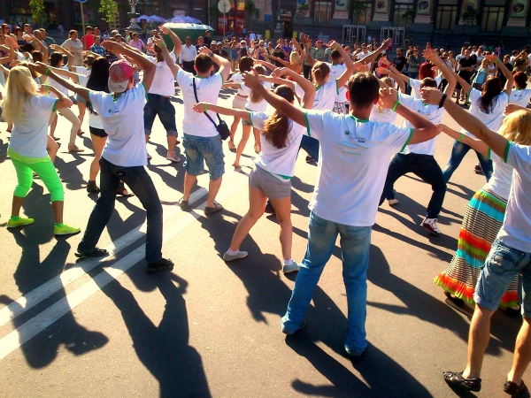 Молодежь приняла участие в спортивном флешмобе